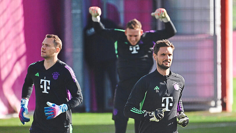 Bayerns starkes Torwartduo, das bis 2025 verlängert hat: Manuel Neuer (l.) und Sven Ulreich. Hinten: Daniel Peretz, die Nummer drei.