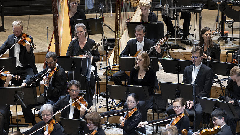 Im Orchester von Mahlers Siebter wirken auch eine Mandoline und eine Gitarre mit. Im Orchester von Mahlers Siebter wirken auch eine Mandoline und eine Gitarre mit.