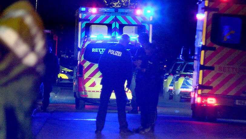 Polizisten finden in der Nacht auf Montag im Bereich der Feiermeile an der Sonnenstraße in München zwei verletzte Männer. Sie waren zuvor mit einer Gruppe junger Männer in Streit geraten, einer stach zu. (Symbolbild)