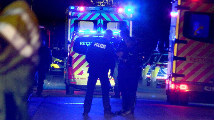 Polizisten finden in der Nacht auf Montag im Bereich der Feiermeile an der Sonnenstraße in München zwei verletzte Männer. Sie waren zuvor mit einer Gruppe junger Männer in Streit geraten, einer stach zu. (Symbolbild)