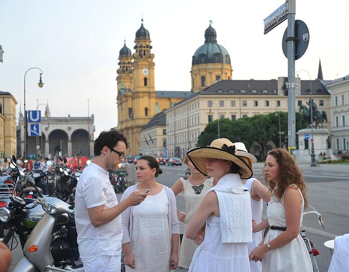 Feiner Flashmob: Rund 500 weiß gekleidete Menschen haben sich am Donnerstagabend am Münchner Odeonsplatz spontan zu einem Abendessen unter freiem Himmel getroffen - Sehen Sie hier die besten Bilder...
