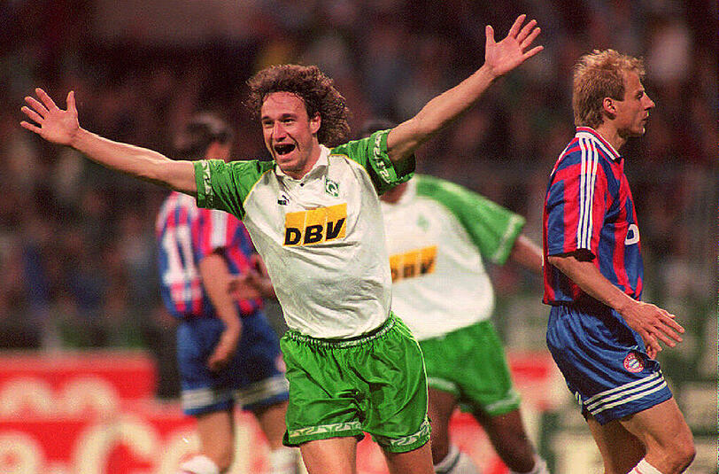 Das war 2003: Marco Bode (vorne) erzielte den 3:2-Siegtreffer für Werder Bremen gegen den FC Bayern. Hinten rechts Bayern-Angreifer Jürgen Klinsmann.