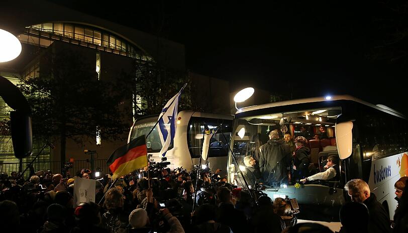 Aus Protest gegen die Flüchtlingspolitik von Kanzlerin Angela Merkel  hat Landrat Peter Dreier 31 Flüchtlinge mit einem Bus zum Kanzleramt bringen lassen.