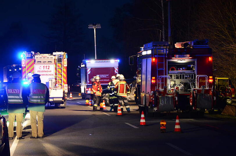 Bilder vom Verkehrsunfall bei Vilsbiburg: Der Mann fuhr mit seinem Auto in eine Leitplanke und wurde in seinem Wagen eingeklemmt.