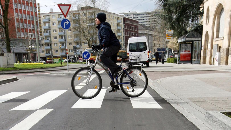 Dürfen Radler den Zebrastreifen fahrend überqueren? Diese Frage beantwortet der ARCD. (Archivbild)
