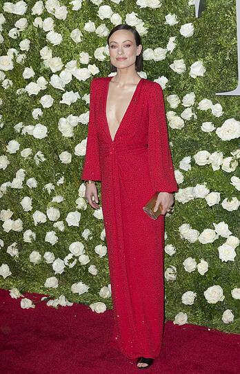 Top: Olivia Wilde in einem langen, weiten Kleid mit XXL-Dekolleté
