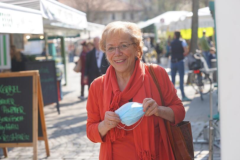 Gerti Guhl (72), Ex-Schoppenstuben-Wirtin: "Wenn die Beschränkungen vorbei sind und es erlaubt ist, möchte ich wieder in den Bergen wandern. Ich habe sehr vielseitige Freundschaften &ndash;
natürlich will ich dann einiges unternehmen. Tanzen, singen und musizieren ist das Gesündeste, was man machen kann. Nichts ist mehr selbstverständlich. Es geht nicht darum, wer welche Modeklamotten trägt. Mir geht es um Liebe und Freude und respektvollen Umgang. Ich will nach der Krise wieder ehrenamtlich Schüler betreuen und mit Freunden beim Stammtisch zusammen sein. Gut möglich, dass die Menschen bisserl nachdenklicher werden und sich weniger egoistisch verhalten."