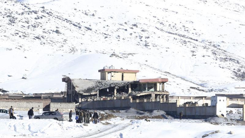 Mitglieder der afghanischen Sicherheitskräfte inspizieren den Ort des Taliban-Angriffs. Mitglieder der afghanischen Sicherheitskräfte inspizieren den Ort des Taliban-Angriffs.
