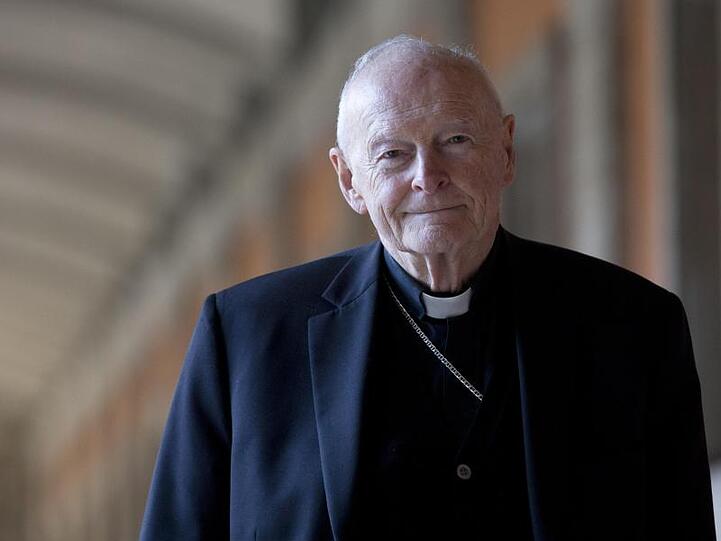 Der emeritierte Erzbischof von Washington, Theodore McCarrick, ist von Papst Franziskus aus dem Priesteramt entlassen worden.
