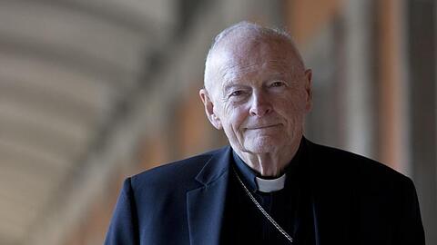 Der emeritierte Erzbischof von Washington, Theodore McCarrick, ist von Papst Franziskus aus dem Priesteramt entlassen worden.