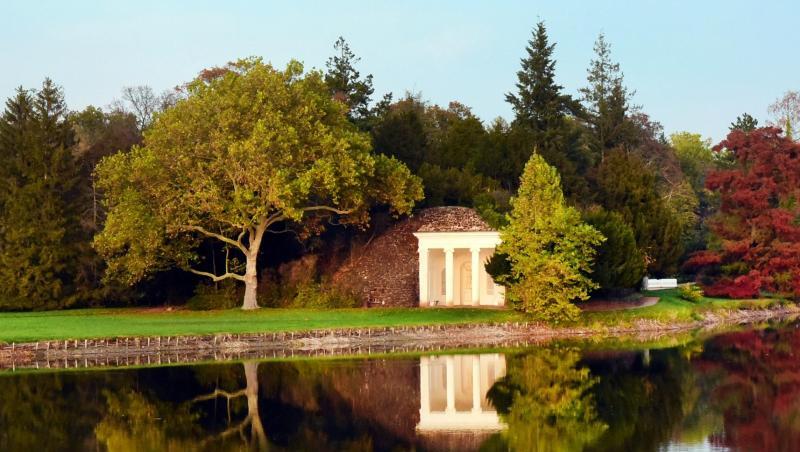 Goldener Oktober: Herbstlich gefärbte Bäume und das Nymphaeum spiegeln sich im See im Wörlitzer Park. Goldener Oktober: Herbstlich gefärbte Bäume und das Nymphaeum spiegeln sich im See im Wörlitzer Park.