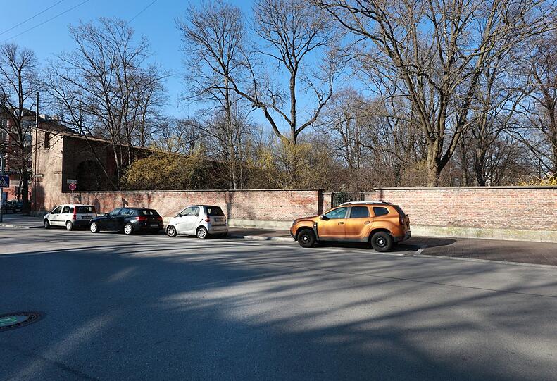 An der Mauer vom Alten Nördlichen Friedhof endet die Luisenstraße.