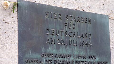Eine Rose ist in der Gedenkstätte Deutscher Widerstand im Bendlerblock hinter der Bronzetafel für die Ermordeten des Widerstands gegen die nationalsozialistische Gewaltherrschaft vom 20. Juli 1944 gesteckt worden. (Archivfoto)