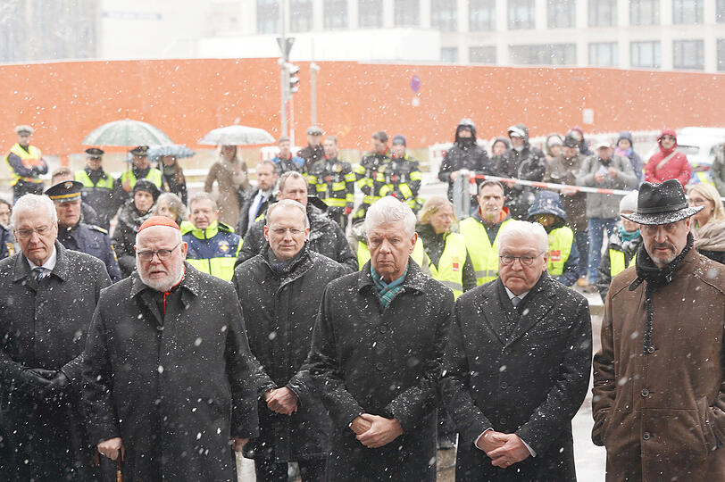v.l bei Gedenken am Tatort:. Minister Joachim Herrmann,   Erzbischof Kardinal Reinhard Marx, Landesbischof Christian Kopp,, Oberbürgermeister Dieter Reiter, Bundespräsident Frank-Walter Steinmeier, Ministerpräsident Markus Söder  am Fr, 14.02.2025, offenbar Anschlag in München, Horor-Fahrt, Foto: Daniel von Loeper