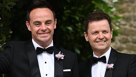 Ant McPartlin (l.) und Declan Donnelly moderieren die britische Version des Dschungelcamps.