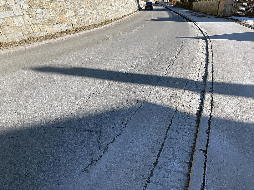 Deutliche Risse sind in der Fahrbahn zu erkennen. Damit diese nicht schlimmer werden, soll in den Pfingstferien gewerkelt werden. Deutliche Risse sind in der Fahrbahn zu erkennen. Damit diese nicht schlimmer werden, soll in den Pfingstferien gewerkelt werden.