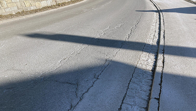 Deutliche Risse sind in der Fahrbahn zu erkennen. Damit diese nicht schlimmer werden, soll in den Pfingstferien gewerkelt werden. Deutliche Risse sind in der Fahrbahn zu erkennen. Damit diese nicht schlimmer werden, soll in den Pfingstferien gewerkelt werden.