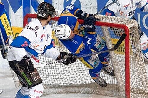 Der Durchhänger: Stéphane Julien landet beim 2:6 gegen Ingolstadt im eigenen Netz.