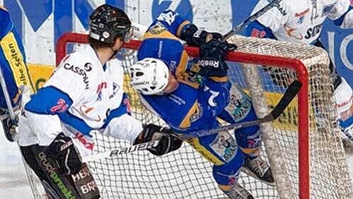 Der Durchhänger: Stéphane Julien landet beim 2:6 gegen Ingolstadt im eigenen Netz. Der Durchhänger: Stéphane Julien landet beim 2:6 gegen Ingolstadt im eigenen Netz.