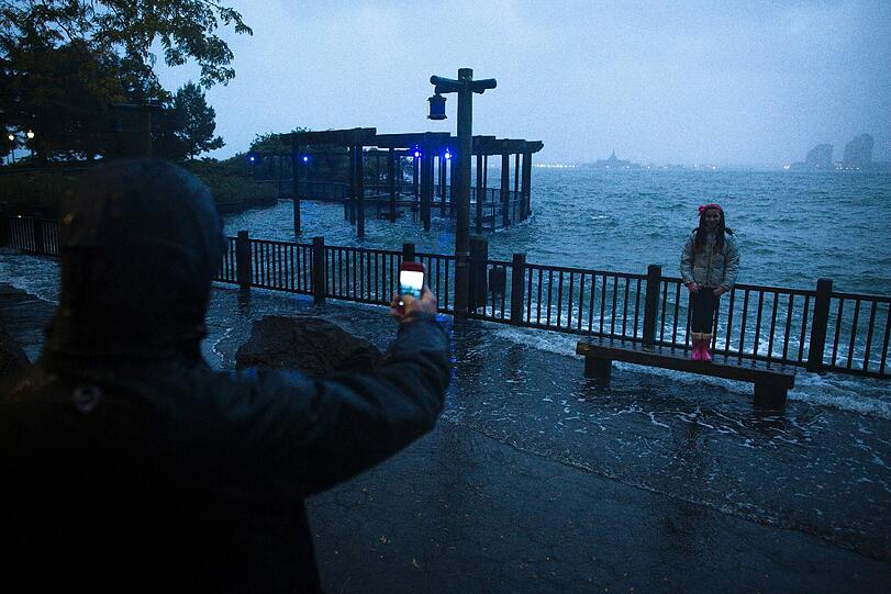 Bilder der Verwüstung - Hurrikan "Sandy" hat an der Ostküste verheerende Spuren hinterlassen. Sehen Sie hier die Bilder aus New York und den betroffenen Orten im Osten der USA.