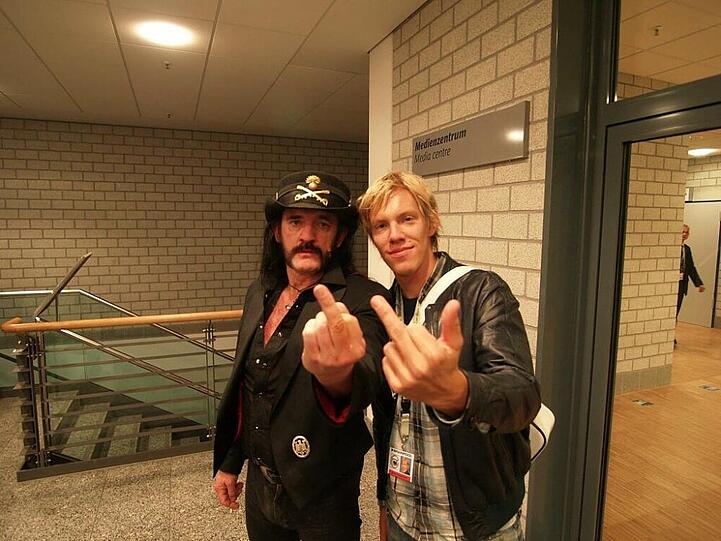 Simon Gosejohann (r.) und Lemmy Kilmister mit dem #Stinkepeer