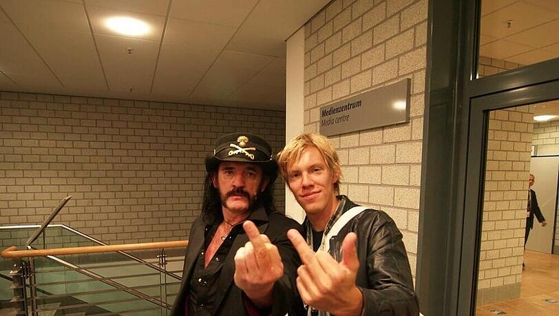Simon Gosejohann (r.) und Lemmy Kilmister mit dem #Stinkepeer Simon Gosejohann (r.) und Lemmy Kilmister mit dem #Stinkepeer