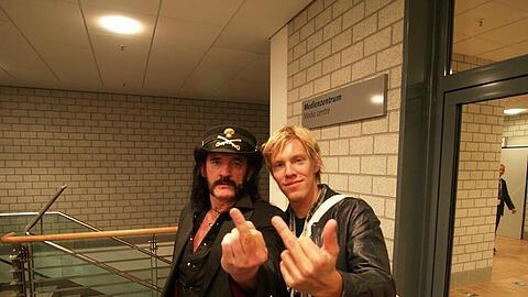 Simon Gosejohann (r.) und Lemmy Kilmister mit dem #Stinkepeer