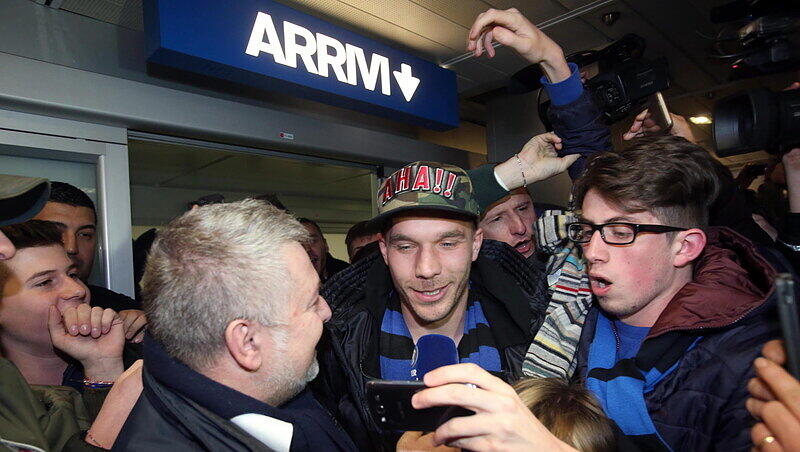 Lukas Podolski ist in Mailand gelandet - die Fans feiern den DFB-Weltmeister bei seiner Ankunft. Lukas Podolski ist in Mailand gelandet - die Fans feiern den DFB-Weltmeister bei seiner Ankunft.