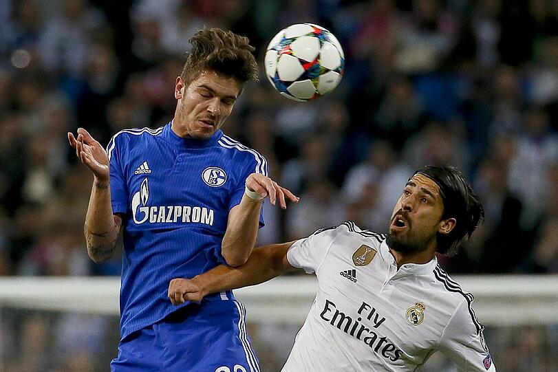 Sami Khedira im Zweikampf mit Roman Neustaedter.