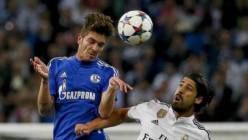 Sami Khedira im Zweikampf mit Roman Neustaedter. Sami Khedira im Zweikampf mit Roman Neustaedter.