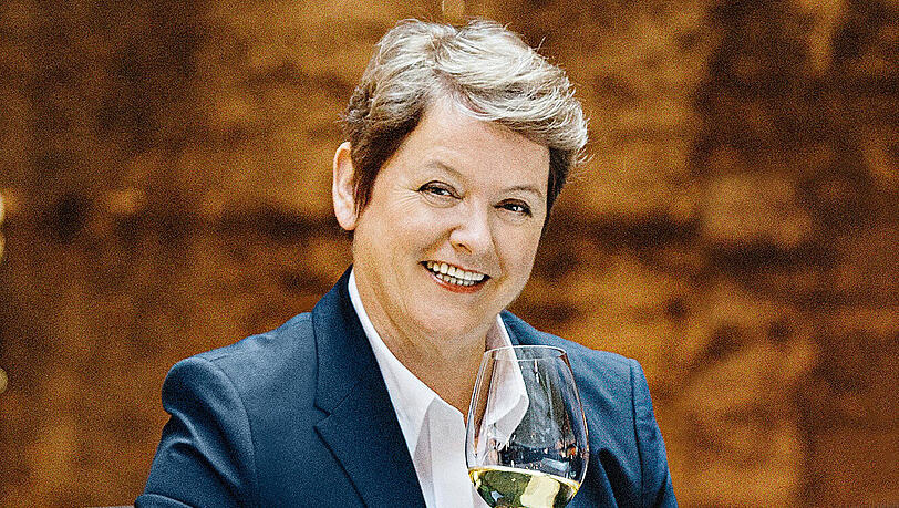 Edle Tropfen sind ihre Welt: Paula Bosch war nicht nur Deutschlands erster weiblicher Sommelier und Chefsommeliere in einem der besten Feinschmeckerrestaurants der Welt, sie wurde auch mehrfach ausgezeichnet: beispielsweise vom Gault Millau als „Sommelier des Jahres“. Edle Tropfen sind ihre Welt: Paula Bosch war nicht nur Deutschlands erster weiblicher Sommelier und Chefsommeliere in einem der besten Feinschmeckerrestaurants der Welt, sie wurde auch mehrfach ausgezeichnet: beispielsweise vom Gault Millau als „Sommelier des Jahres“.