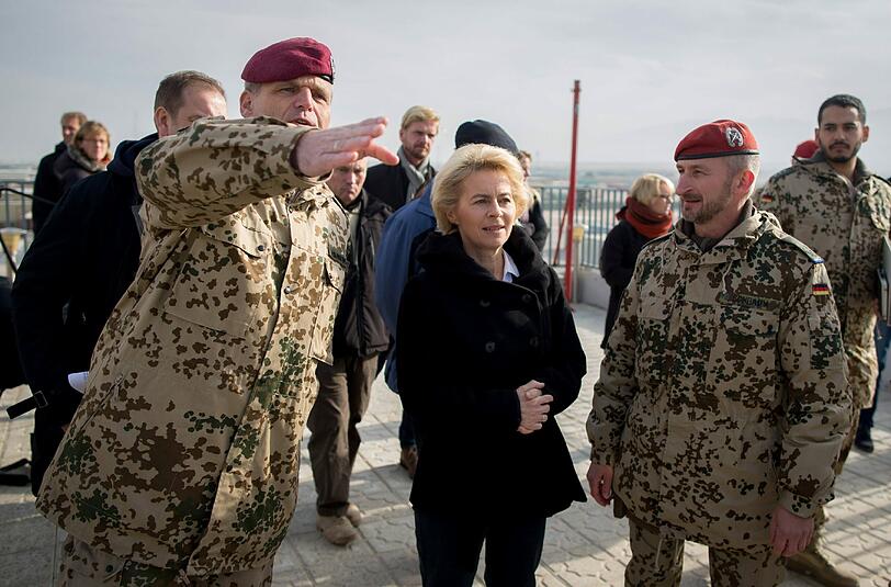 Bundesverteidigungsministerin Ursula von der Leyen (CDU) auf dem Militärflughafen in Masar-i-Scharif.