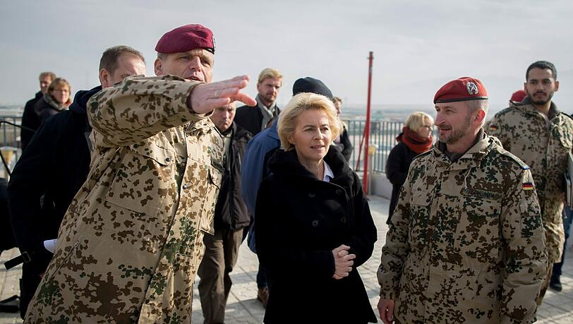 Bundesverteidigungsministerin Ursula von der Leyen (CDU) auf dem Militärflughafen in Masar-i-Scharif. Bundesverteidigungsministerin Ursula von der Leyen (CDU) auf dem Militärflughafen in Masar-i-Scharif.