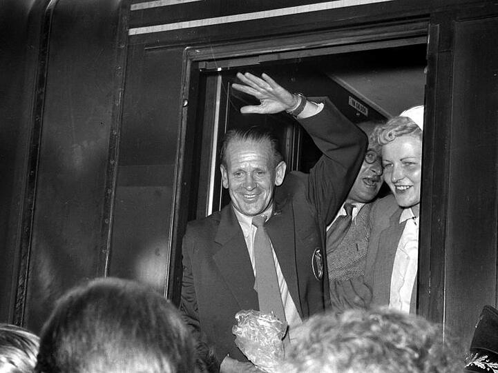 Bundestrainer Sepp Herberger (M) führte 1954 die Nationalmannschaft sensationell zum ersten WM-Titel.