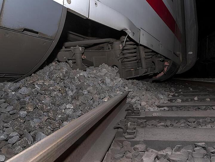 Der Triebkopf und ein Waggon seien bei der Zufahrt aus den Schienen gesprungen.