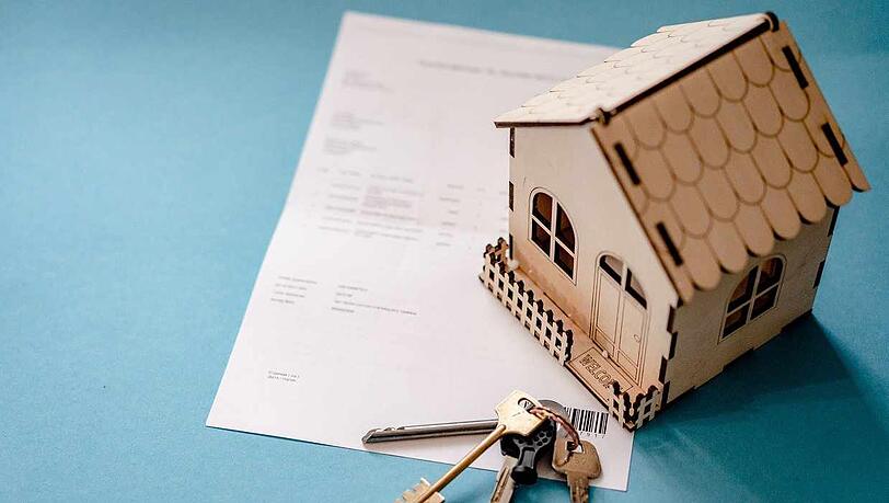 Auch beim Verkauf von Immobilien richtet sich der zu erzielende Preis nach Angebot und Nachfrage. Dabei gibt es einige Faktoren zu beachten.