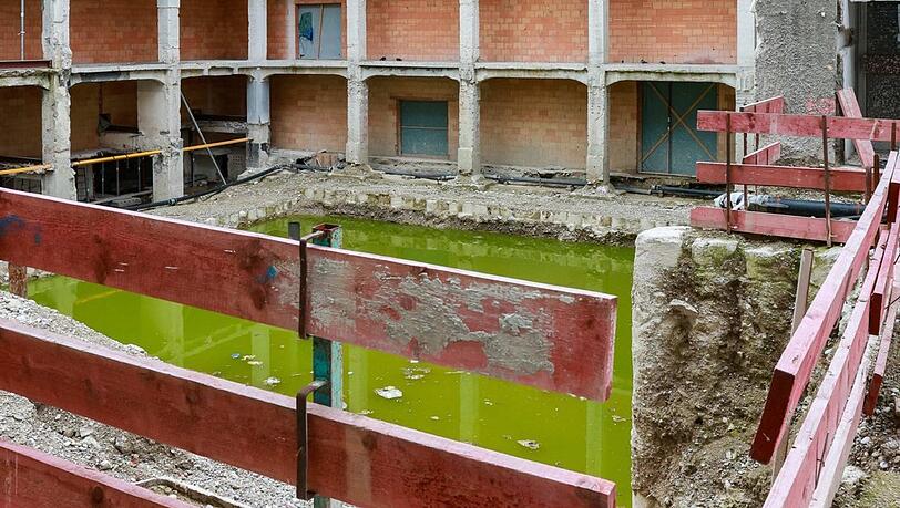 Stillstand: An der Karstadt-Bauruine in der Schützenstraße sammelt sich Dreckwasser.