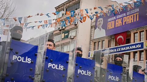 Straßensperrungen und Demo-Verbot nach Imamoglus Festnahme.