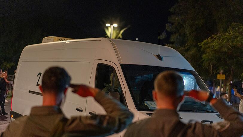 Bisher übergab die Hamas nur vier Särge. Laut Vereinbarung soll sie jedoch alle 28 toten Geiseln zurückgeben. (Archivbild) Bisher übergab die Hamas nur vier Särge. Laut Vereinbarung soll sie jedoch alle 28 toten Geiseln zurückgeben. (Archivbild)