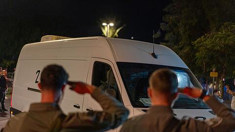 Bisher übergab die Hamas nur vier Särge. Laut Vereinbarung soll sie jedoch alle 28 toten Geiseln zurückgeben. (Archivbild)