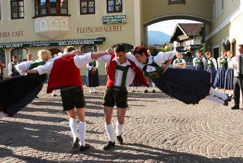 Der Trachtenverein D'Reitherkogler zeigt sein Können.