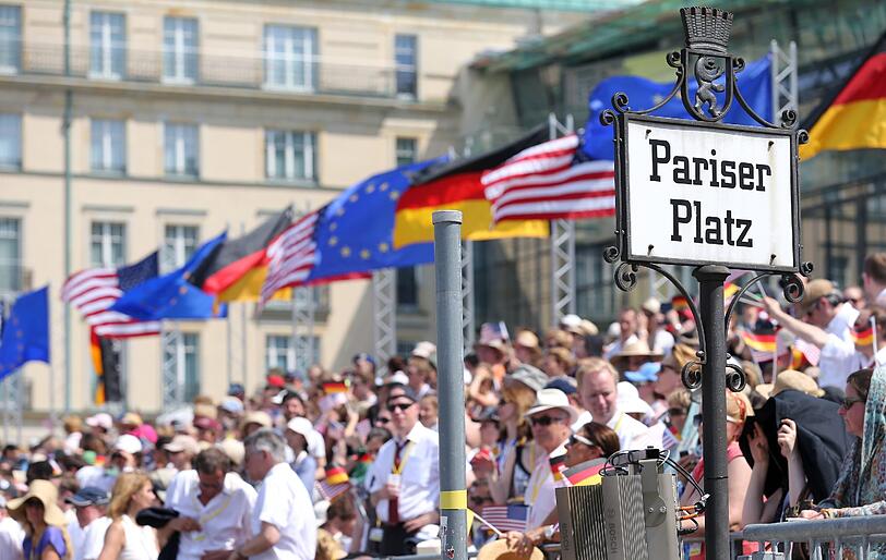 Warten auf Barack Obama: Am Brandenburger warten die geladenen Gäste gespannt auf die Rede von Barack Obama. Die Bilder zum Durchklicken!