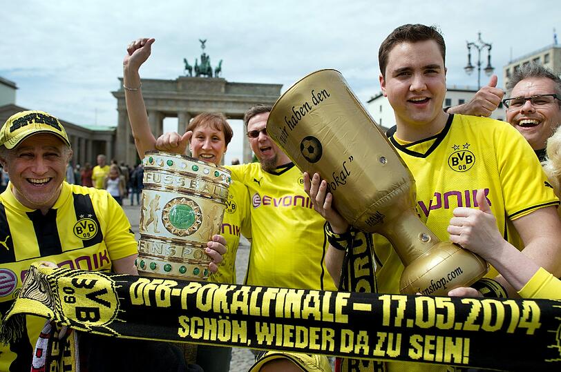 Die BVB-Fans freuen sich über den erneuten Einzug ins Pokalfinale. Diese Truppe hat bereits ihre eigenen Pokale zum feiern mit dabei.