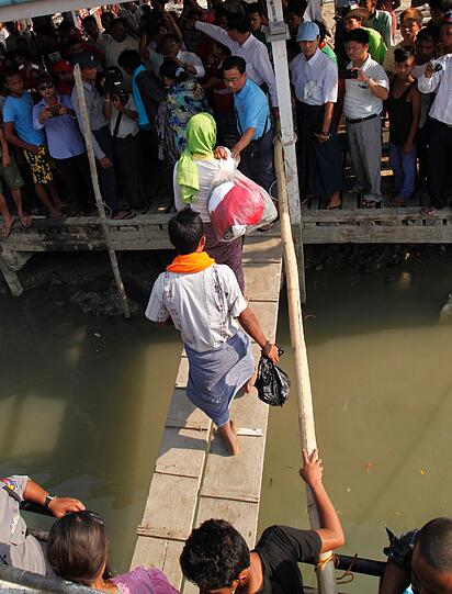 Vor der Küste von Myanmar haben riesige Wellen eine verrostete Doppeldecker-Fähre mit mehr als 200 Menschen an Bord zum Kentern gebracht und midestens 60 Menschen in den Tod gerissen.