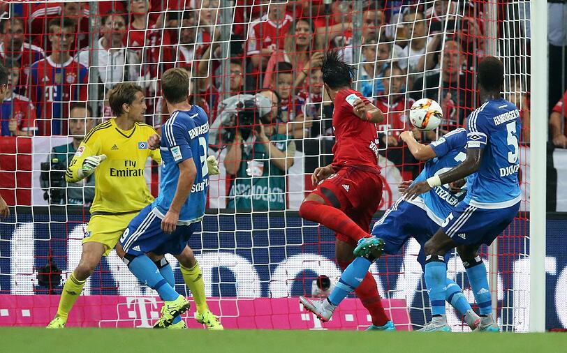 Am häufigsten besiegte Gegner: Da der Hamburger SV, als einziges Gründungsmitglied noch nie aus der Bundesliga abgestiegen und somit in jeder Saison zweimal Bayern-Gegner, immer dabei war, verwundert es nicht, dass er diese Rubrik anführt: mit 60 Niederlagen. Aber die Hamburger werden hart bedrängt vom VfB Stuttgart (59), der die letzten elf Partien gegen den Angstgegner aus München verlor.