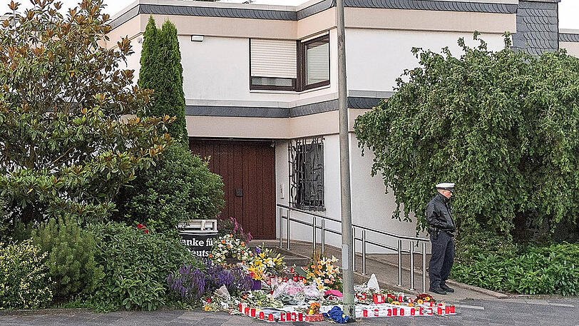 Ein Polizist steht bei Ludwigshafen am Haus des verstorbenen, ehemaligen Bundeskanzlers Kohl.