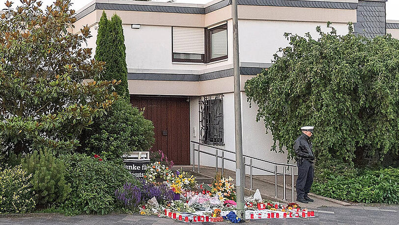 Ein Polizist steht bei Ludwigshafen am Haus des verstorbenen, ehemaligen Bundeskanzlers Kohl. Ein Polizist steht bei Ludwigshafen am Haus des verstorbenen, ehemaligen Bundeskanzlers Kohl.