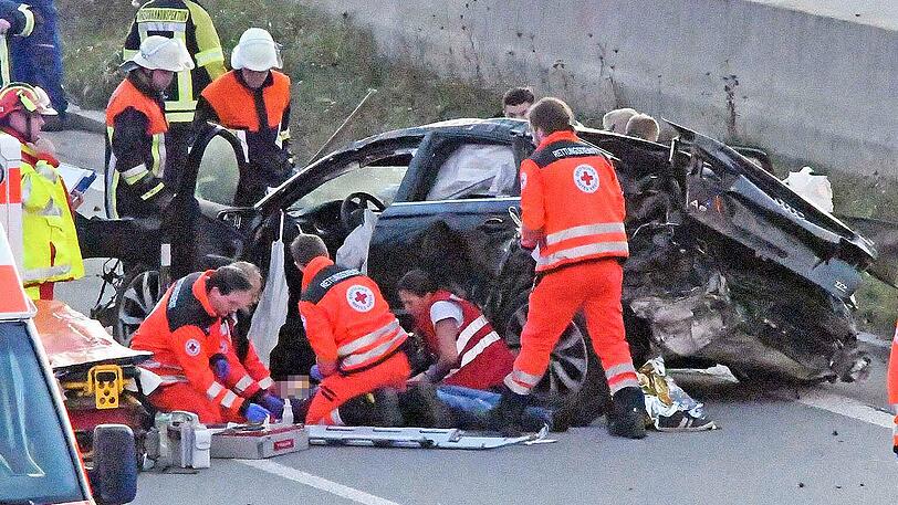 Abgerissene Motorhaube und Vorderrad, umherfliegende Fahrzeugteile - der Audi hat sich mehrfach überschlagen, bevor er zum Stehen kam.