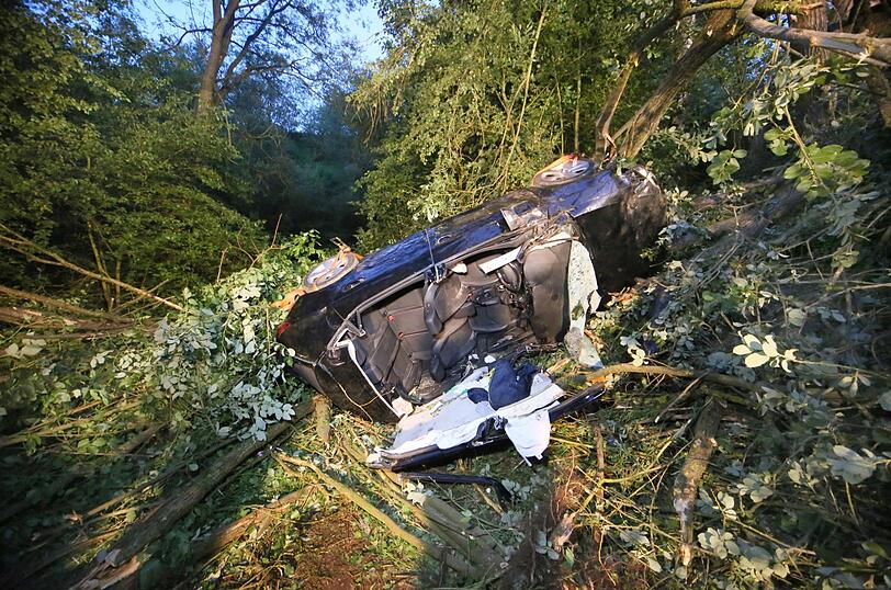 Schwierige Rettungsaktion: Drei junge Männer sind mit einem Auto in ein Waldstück gerast und mussten von der Feuerwehr befreit werden.