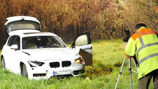Das Ende einer Verfolgungsjagd: Ein Polizist bei der Unfallaufnahme, im Hintergrund der beschädigte BMW. Das Ende einer Verfolgungsjagd: Ein Polizist bei der Unfallaufnahme, im Hintergrund der beschädigte BMW.